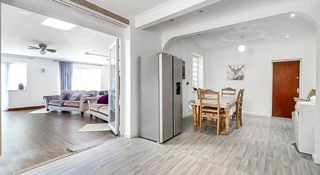 Stunning 7-bed Detached House in Luton With Parkin