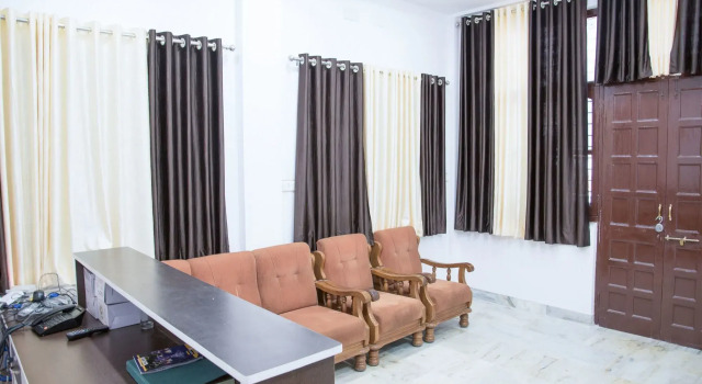 Hotel Royal T By OYO Rooms