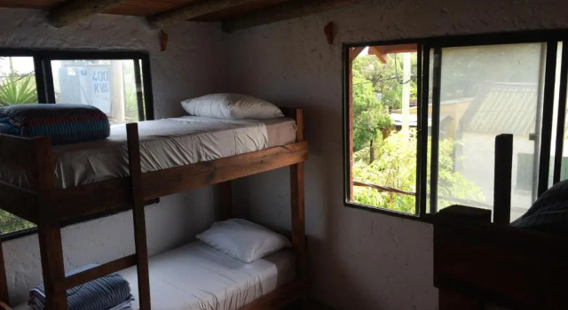 Кровать в общем номере Piedra Alta Hostel & Suites
