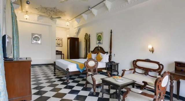 Полулюкс Swaroop Vilas - Lake Facing Boutique Hotel