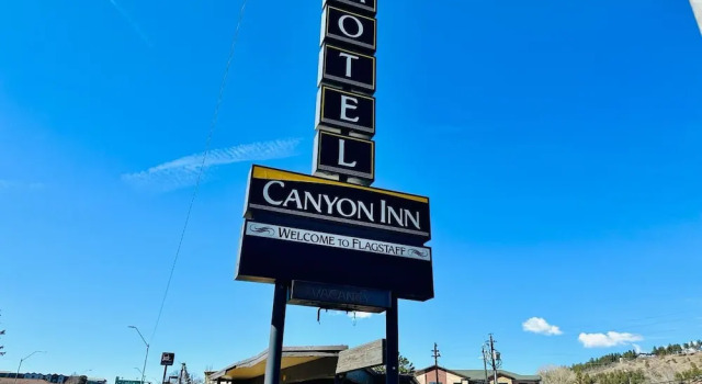 Canyon Inn Motel, Забронировать Мотель Отели Флагстафф с парковкой, рядом с Greater Flagstaff Chamber of Commerce, Парковка