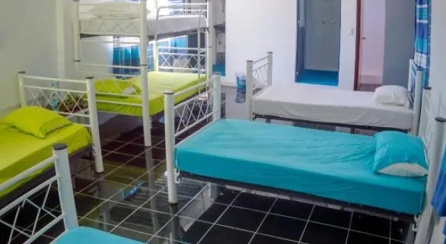 Кровать в общем номере Hostal Azul y Blanco