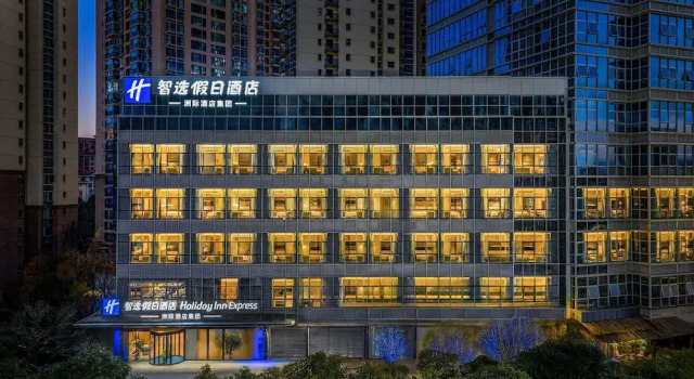 Holiday Inn Express Kunming Dianchi Rixin Road by IHG, Rezerwuj Hotel Hotele w Kunming z parkingiem, Parking