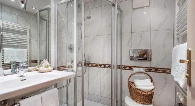 Одноместный номер Hotel Norica - Thermenhotels Gastein mit dem Bademantel direkt in die Therme