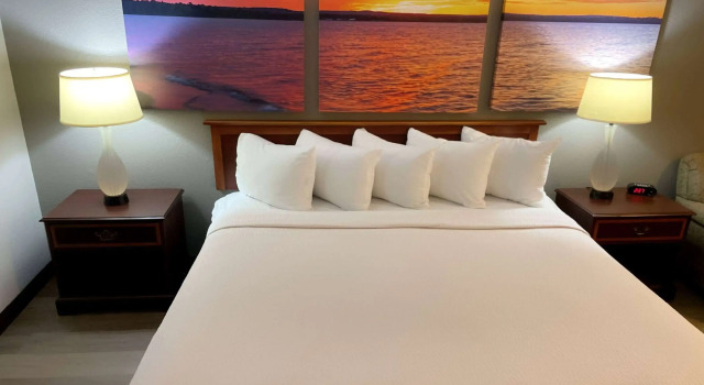 Days Inn & Suites by Wyndham Stevens Point
