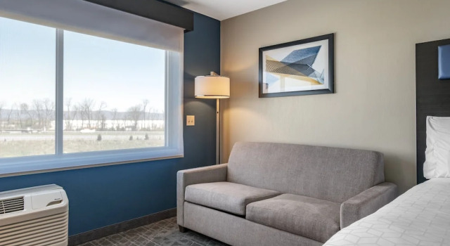 Четырёхместный люкс Holiday Inn Express & Suites Carlisle Southwest – I-81 by IHG