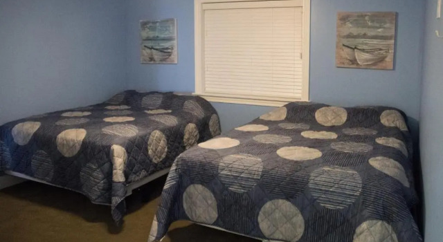 Кровать в общем номере с видом на воду Put-in-Bay Condos