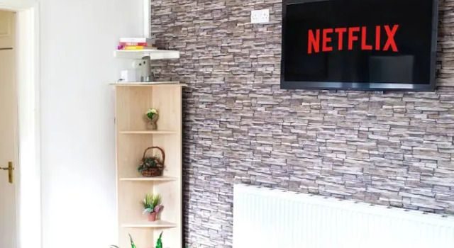 Elegant 5-bedroom Home- Fast Wifi, Free Parking & Netflix, Забронировать Дом для отпуска Коттеджи Вулвергемптона, рядом с Wolverhampton City Council, Коттедж