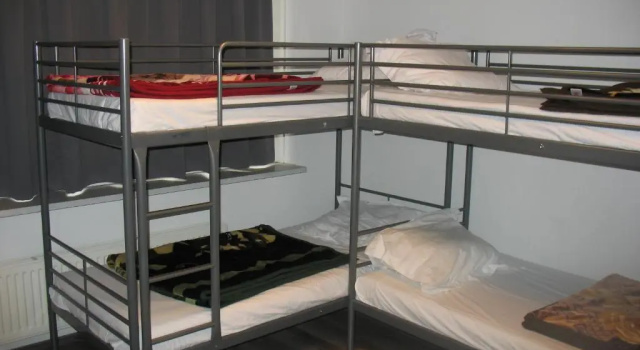 Кровать в общем номере Guest House Amsterdam