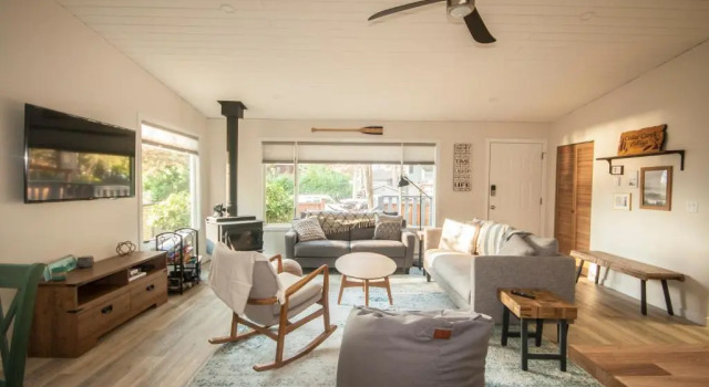 Cedar Creek Cottage 3BR - Welcome to your Oasis Steps from the Beach, Забронировать Дом для отпуска Коттеджи Сешелт, Коттедж