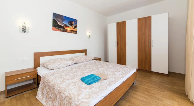 Beautiful Home in Kastel Stafilic With Wifi and 4 Bedrooms, Varaa Huoneisto Hotellit Split-Dalmatia pysäköinnillä, Pysäköinti