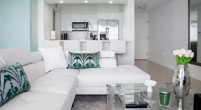 Modern Brickell Condo with Ocean & City Views, Varaa Lomakoti Hotellit Miami Beach uima-altaalla, Uima-allas