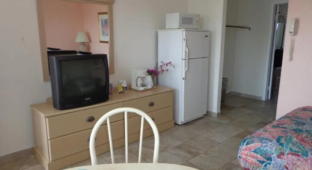 Люкс с 2 комнатами с балконом и с видом на бассейн Isle of Palms Motel