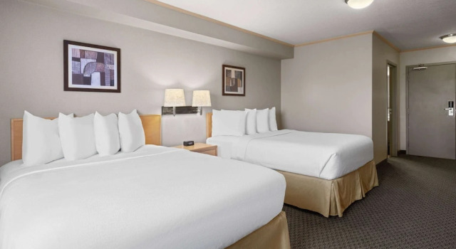 Четырёхместный номер Standard Travelodge by Wyndham Fort McMurray