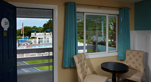 Четырёхместный номер Standard Breezeway Boutique Hotel