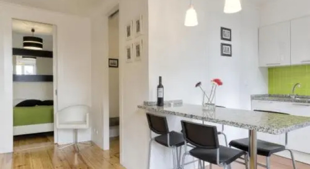BmyGuest - Castelo Stylish Flat, Забронировать Отель Санта-Мария-Майор Лиссабон, рядом с Money Museum