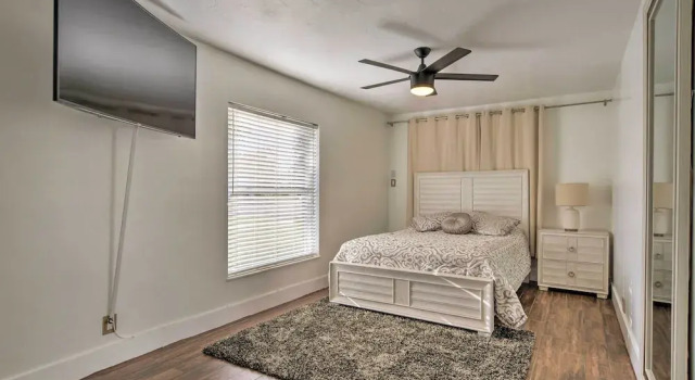 Marco Island Home w/ Pool Near Tigertail Beach!, Забронировать Дом для отпуска Марко-Айленд штат Флорида, рядом с Marco Town Center Mall