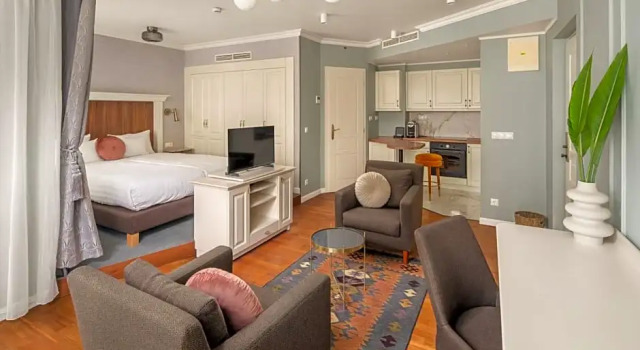 Полулюкс Queens Court Hotel & Residence