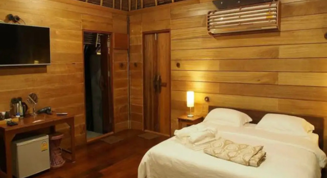 Бунгало с балконом и с видом на воду Thap Pala Cottage