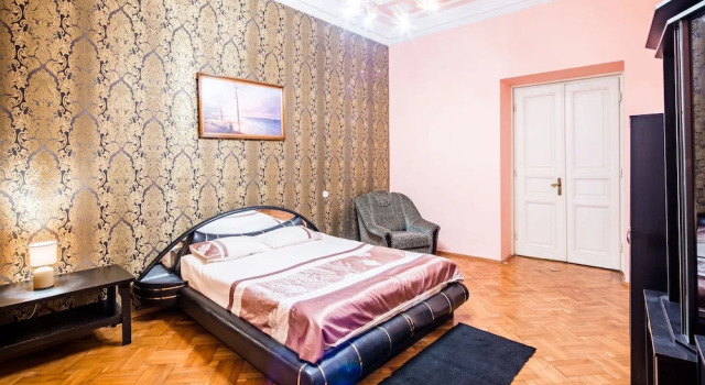 Three bedrooms & studio in the Center, Забронировать Отель Отели Львова с парковкой, рядом с Львовская галерея Зелена канапа, Парковка