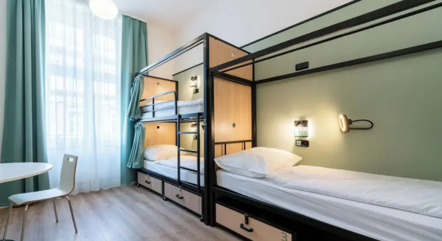 Postel ve společném pokoji Luma Terra Prague