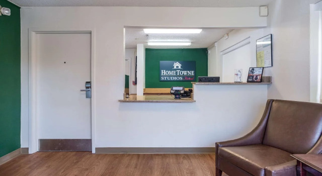 HomeTowne Studios Nashville - Airport/ Briley Pkwy, Prenota Hotel Hotel a Tennessee con parcheggio, Parcheggio