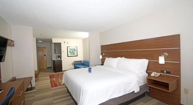 Люкс Holiday Inn Express Hotel & Suites Greensboro-East by IHG