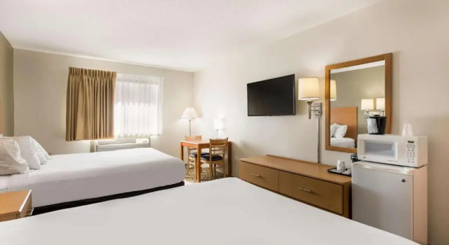Четырёхместный номер Standard SureStay Hotel by Best Western Spicer
