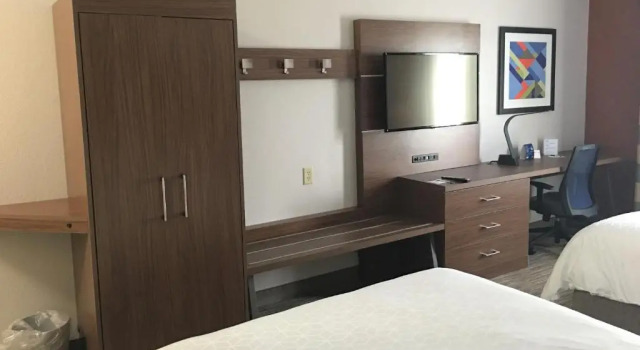Четырёхместный номер Standard Holiday Inn Express Greensburg by IHG