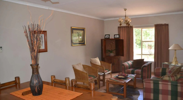 Hoedspruit Endangered Species Centre Accommodation, Забронировать Отель Бизнес-отели Частного заповедника Класери, 4* 5*