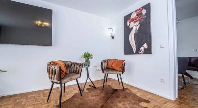 City Wohnung FN L 5 KLIMATISIERT mit Balkon und Küche