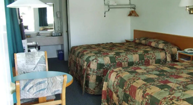 Четырёхместный номер Standard Ponderosa Motor Inn