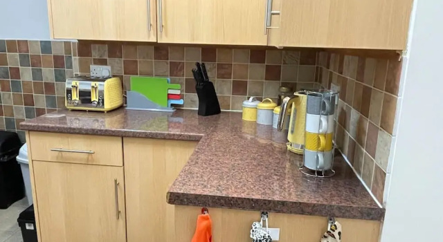 Коттедж Impeccable 4-bed Home Away From Home in Swindon
