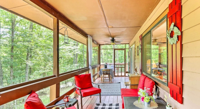 Коттедж Quaint Murphy Cabin in Serene Wooded Setting!
