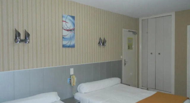Четырёхместный номер Standard Logis Hôtel LElancèze