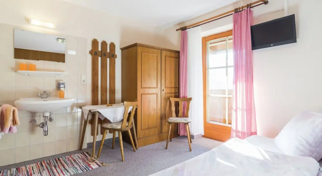 Spacious Apartment Near Ski Area In Konigsleiten