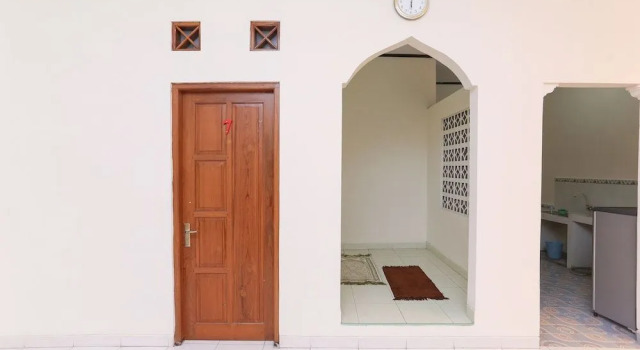 Oyo 1680 Dahlia Guesthouse, Book Hotel Umbulharjo 