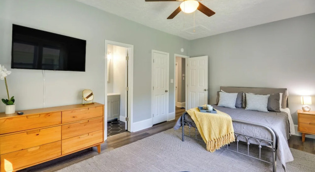 Коттедж с 3 комнатами High Point Vacation Rental w/ Private Deck & Yard!