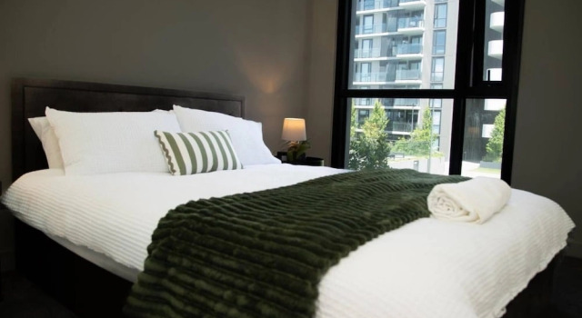 Clayton Luxe Retreat- Elegant 2 BDR With Balcony