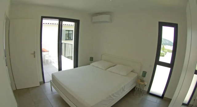 Attractive Holiday Home in Malaucène With Terrace, Rezerwuj Hotel Hotele w Malaucene z basenem, Basen