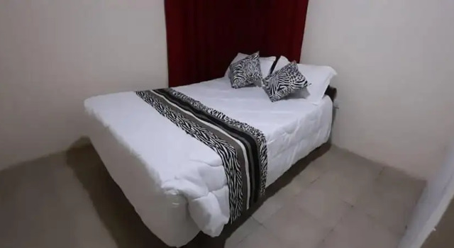 3 Bed House - Sleeps 6 - Garden - Parking - Wifi, Book Vacation Home Hotels in Lusaka with Parking, Parking