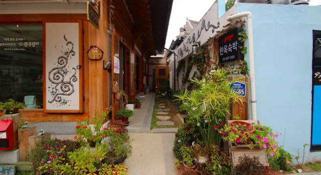 Jeonju Keunjudaengii Pension, Забронировать Отель Чонджу Чолла-Пукто, рядом с Корейский традиционный культурный центр