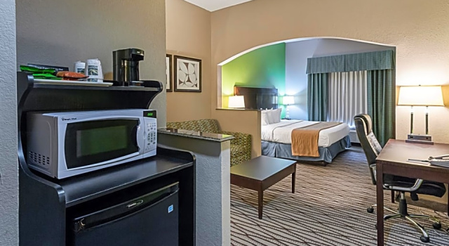 Номер Standard Quality Suites Sulphur