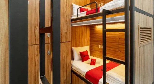 Кровать в общем номере RedDoorz Plus near Senayan City