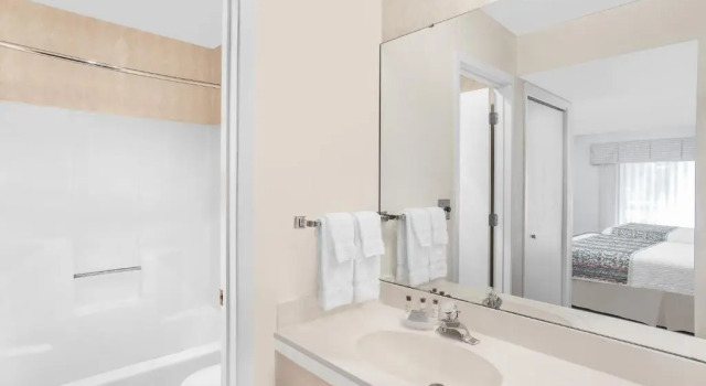 Четырёхместный Studio Suite Hawthorn Extended Stay by Wyndham Green Bay