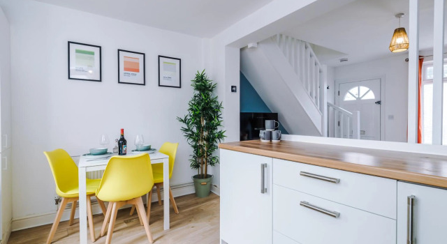 Modern 2-bed home in Chester by 53 Degrees Property, ideal for Couples & Small groups, Great Location - Sleeps 5