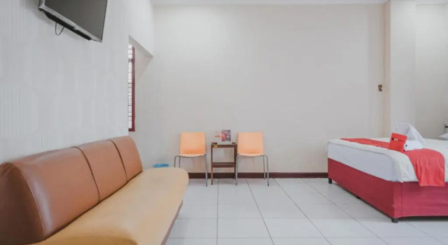Полулюкс RedDoorz Plus near Istana Maimun Medan
