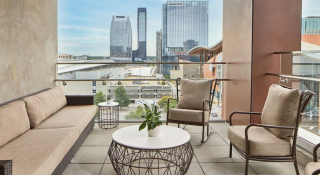 Люкс с балконом Embassy Suites by Hilton Nashville Downtown