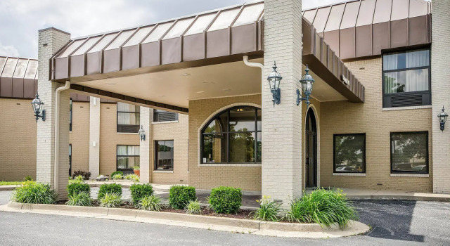 Clarion Inn & Suites Evansville Eastland Area, Забронировать Отель Эвансвилл Индиана