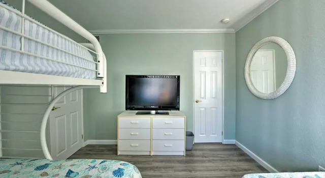 Beach Block Wildwood Condo - Proximity to Dining!